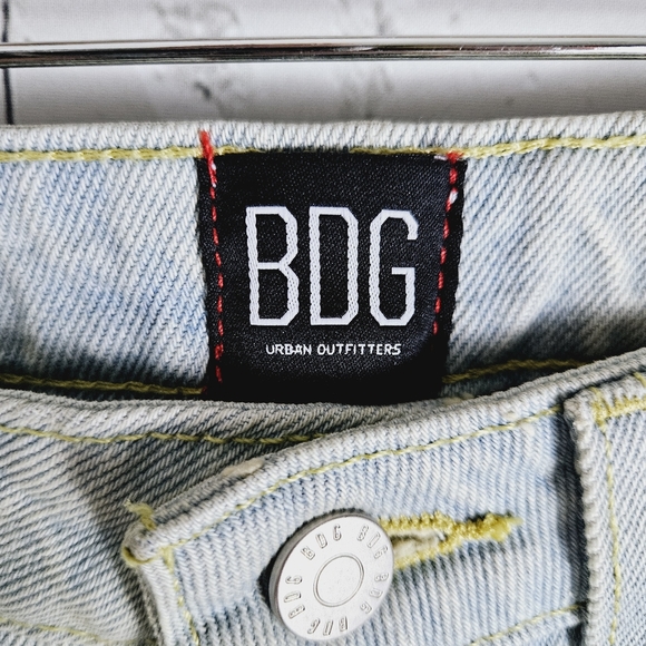 BDG URBAN OUTFITTERS | Mom high rise light wash tapered leg jeans - Picture 8 of 12